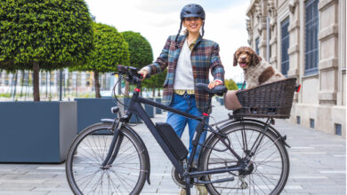 une femme tenant un vélo électrique