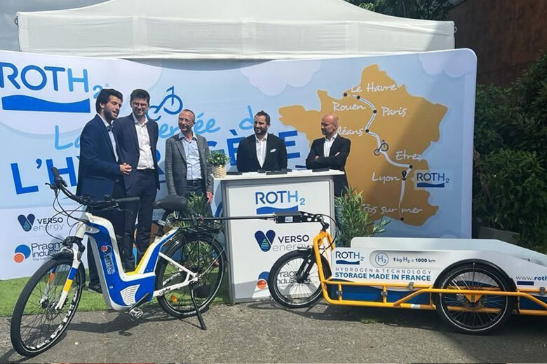 L'équipe de RotH2 devant des vélos à hydrogène