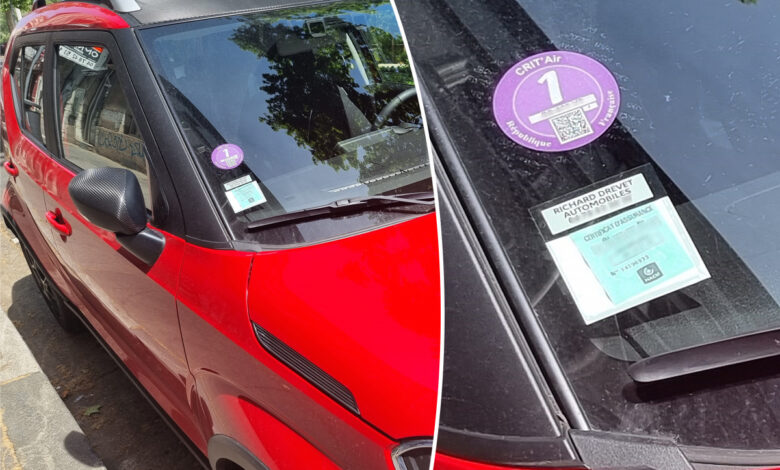 La vignette verte sur le pare-brise d'une voiture rouge