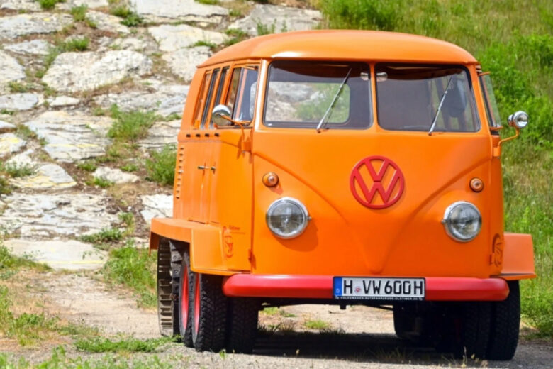 volkswagen restaure le `` half-track fox '' à quatre essieux et tout-terrain