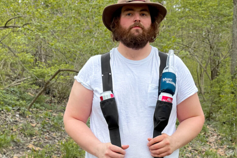 Une invention géniale conçue pour garder vos boissons au frais tout en gardant les mains libres,