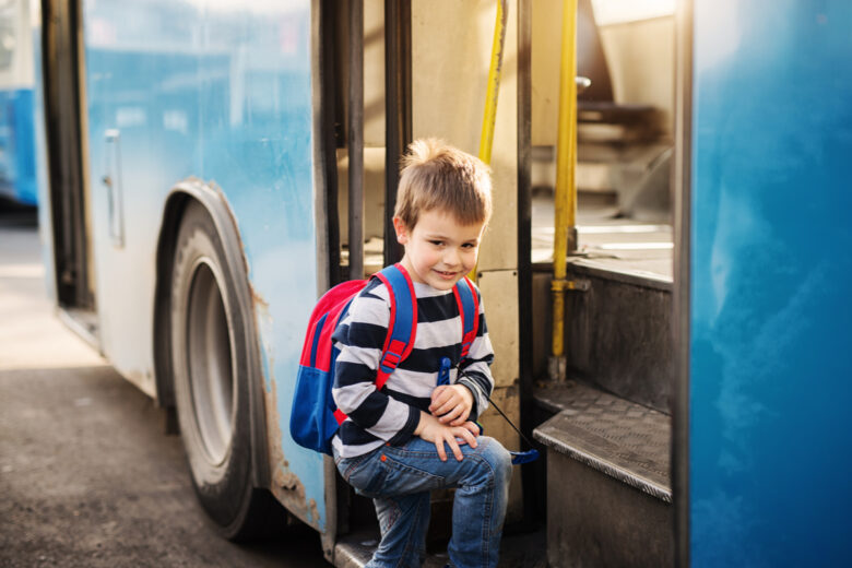 un enfant monte dans un bus