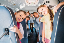 des enfants dans un bus