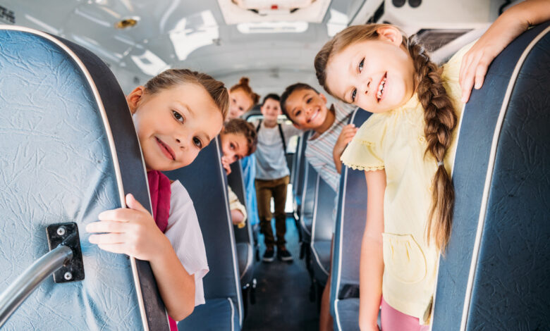 des enfants dans un bus