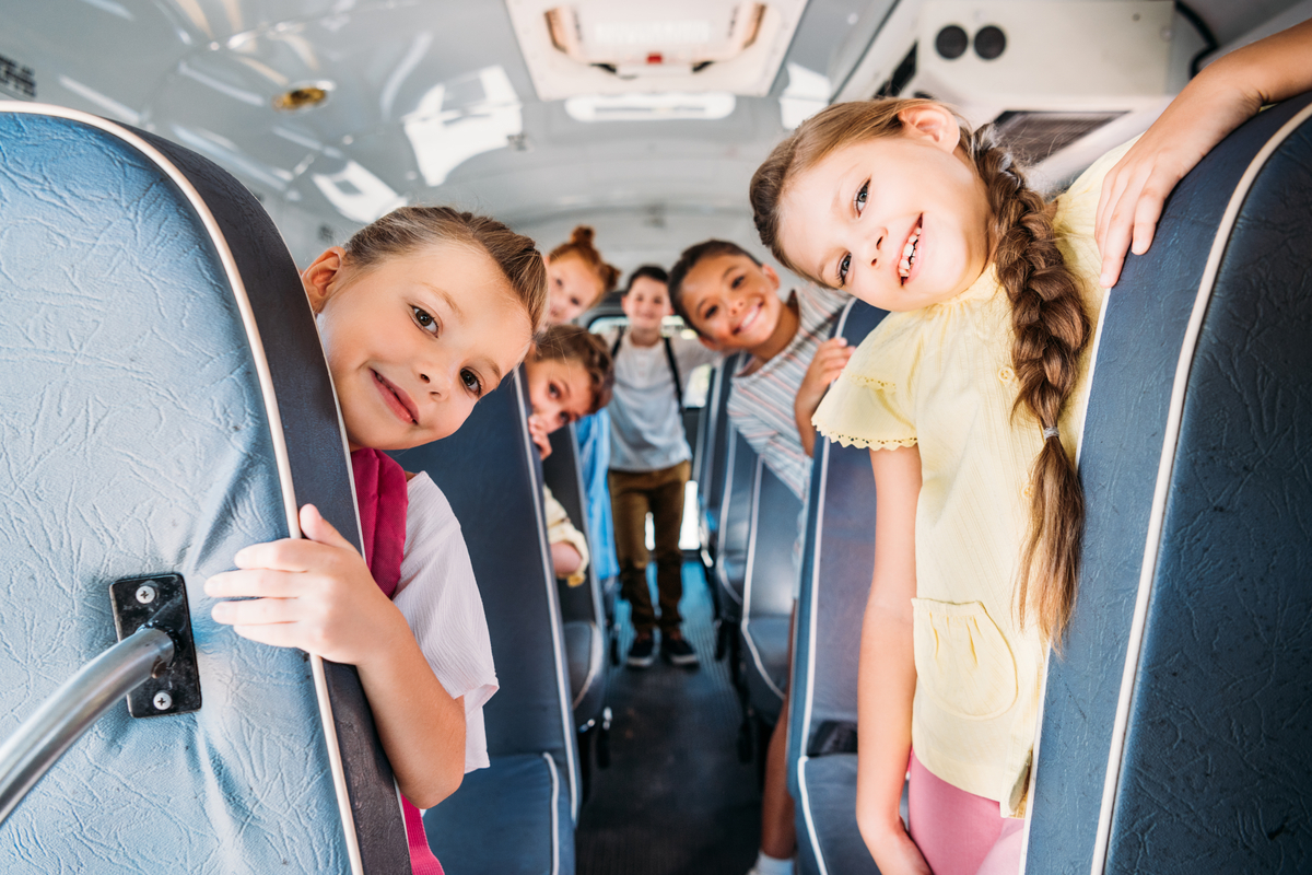 des enfants dans un bus