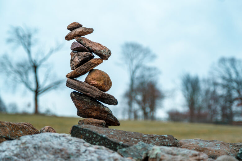 Cairn en équilibre dans le Rockefeller State Park de l'État de New York.