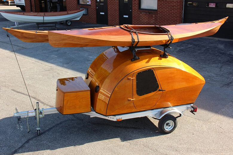 la caravane teardrop en kit avec un bateau