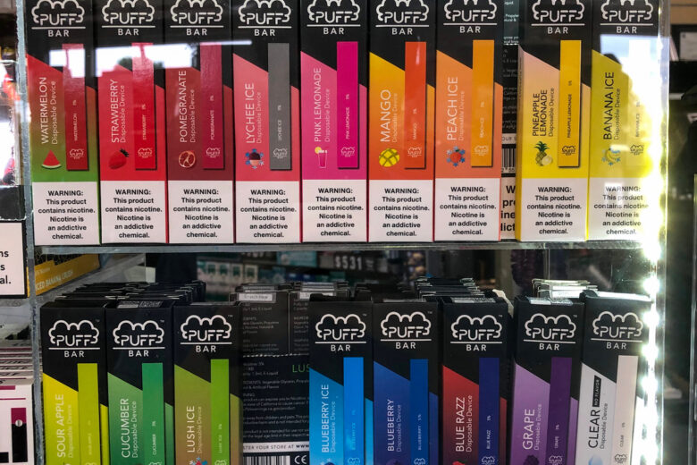 Pourquoi les cigarettes électroniques "puffs" font un tabac chez les adolescents ?