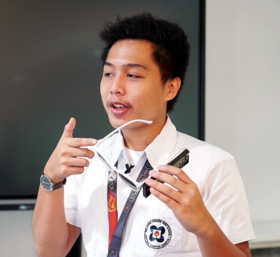 Le chercheur du Philippine Science High School (PSHS) Vaughn Matthew Q. Valle, 18 ans, discute des caractéristiques de son invention