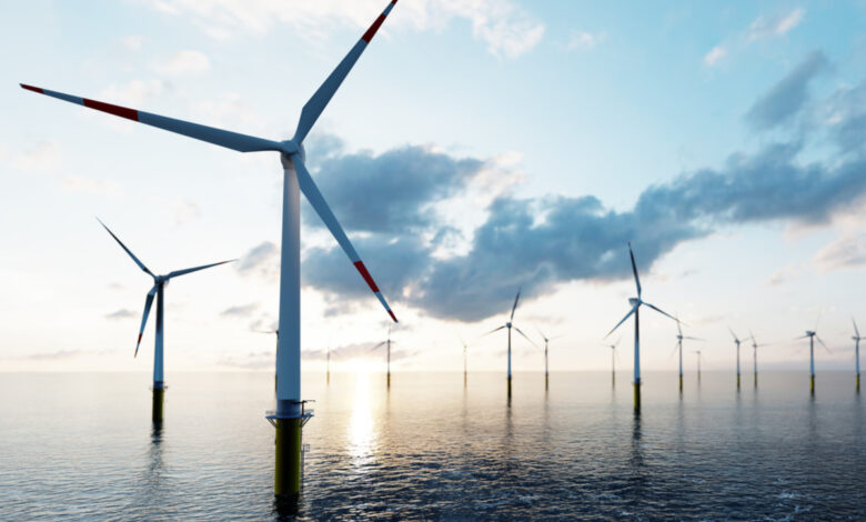 une ferme d'éoliennes offshores.