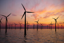 Turbines Éoliennes Offshore Au coucher Du Soleil