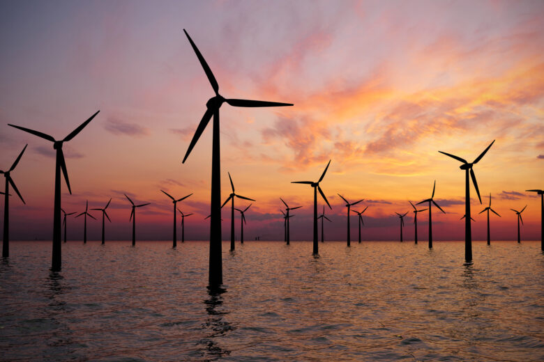 Turbines Éoliennes Offshore Au coucher Du Soleil