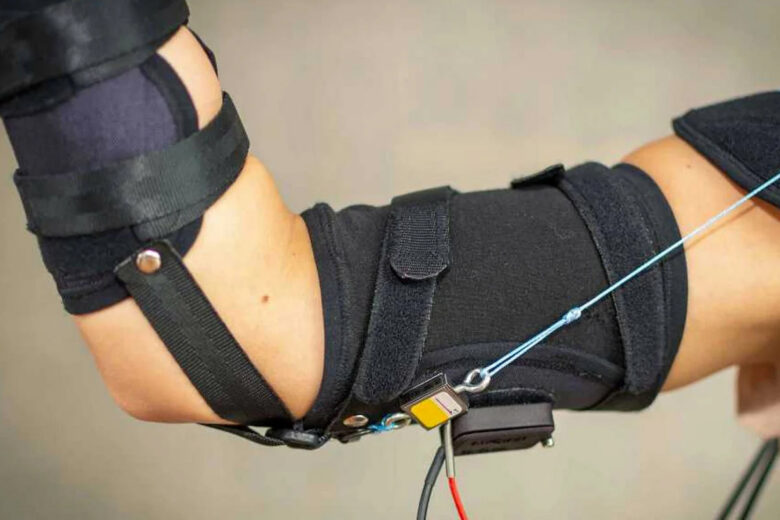 Un exosquelette pour augmenter la force et l'endurance du haut du corps pour les personnes à mobilité réduite.