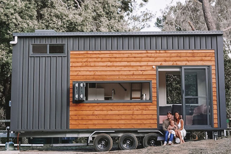 Une grande Tiny House avec une famille assise