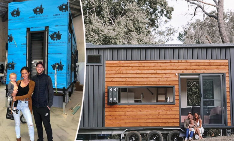 Une famille dans un tiny house en bois