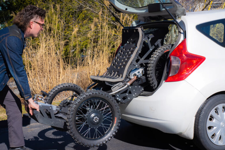 le fauteuil rentre dans le coffre d'une petite voiture