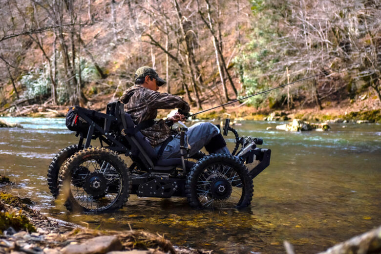 un fauteuil roulant tout terrain