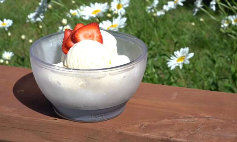 un bol de glace au soleil