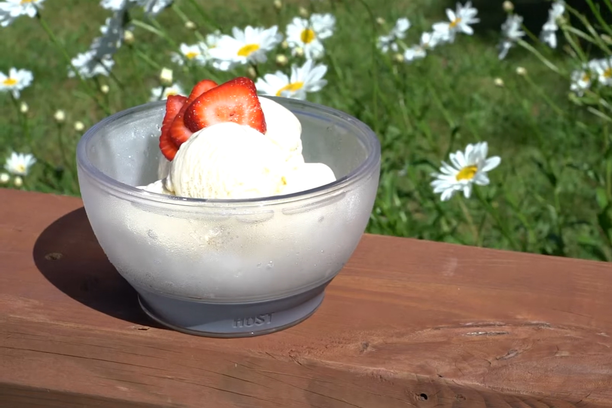 un bol de glace au soleil