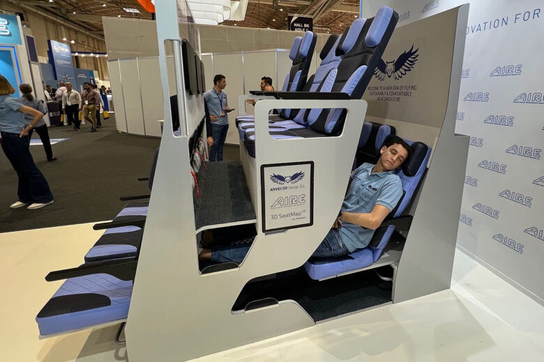 La Chaise Longue Economy Seat en démonstration à Aircraft Interiors Expo