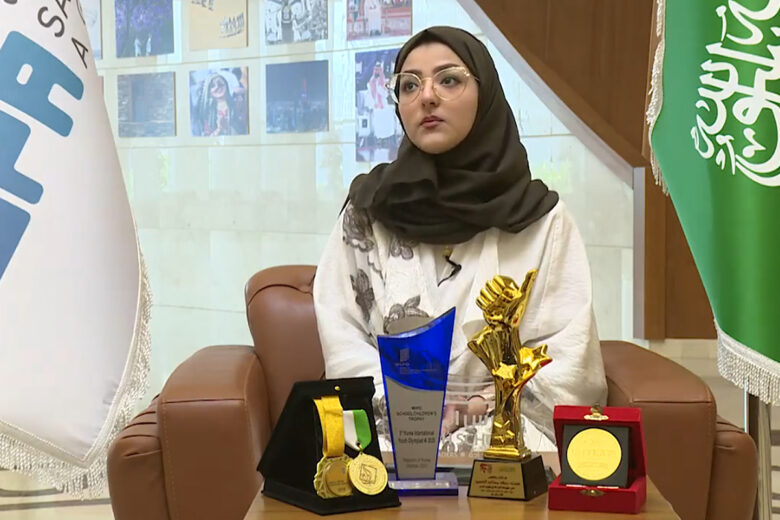 Une étudiante saoudienne apporte de l'espoir aux conducteurs sourds avec une invention primée