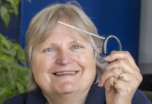 Sandra McDonough et son invention à la main