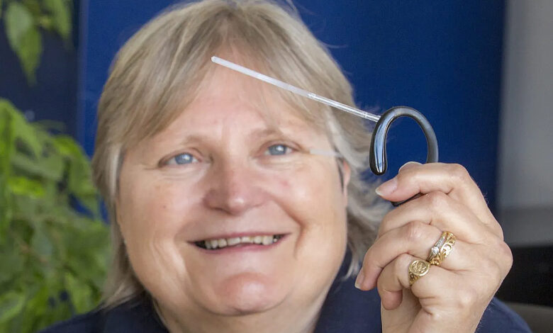 Sandra McDonough et son invention à la main