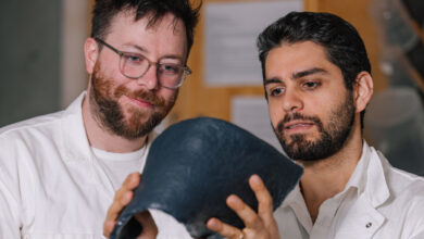 Rami Younes (à droite) et Jordan MacKenzie (à gauche) de Bioform montrant une feuille de bioplastique