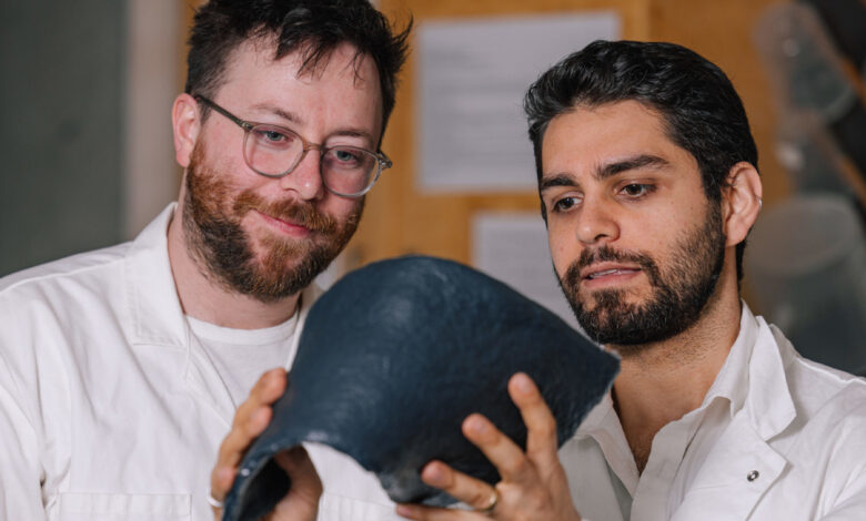 Rami Younes (à droite) et Jordan MacKenzie (à gauche) de Bioform montrant une feuille de bioplastique