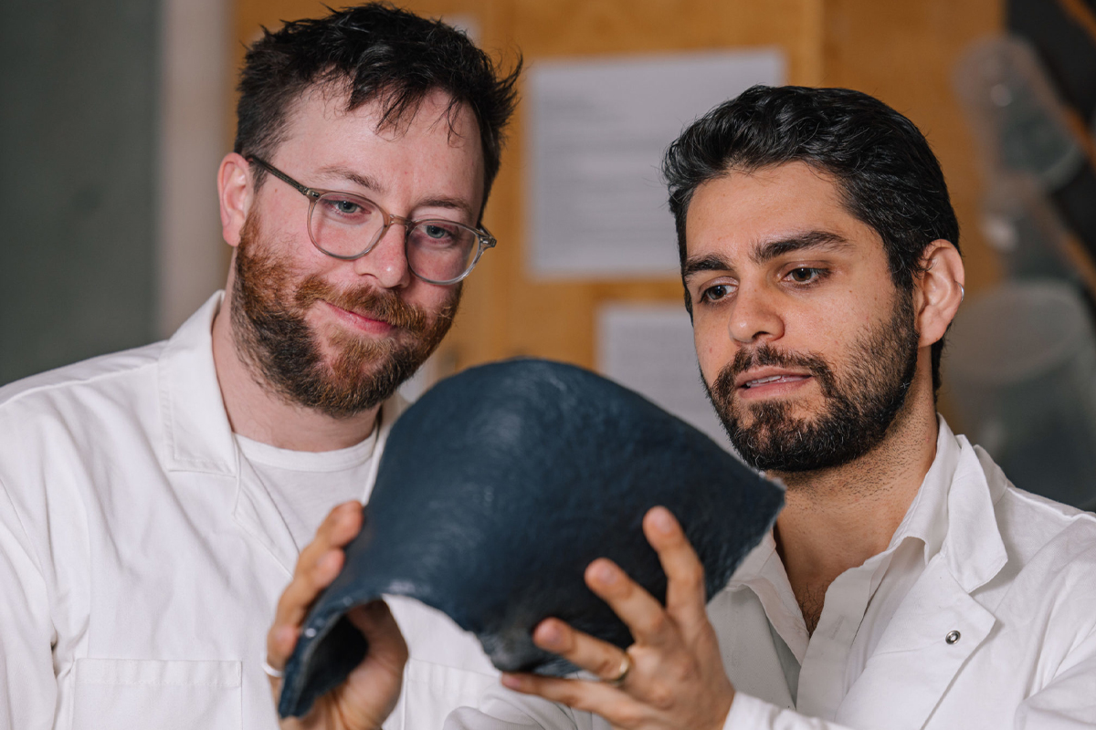 Rami Younes (à droite) et Jordan MacKenzie (à gauche) de Bioform montrant une feuille de bioplastique