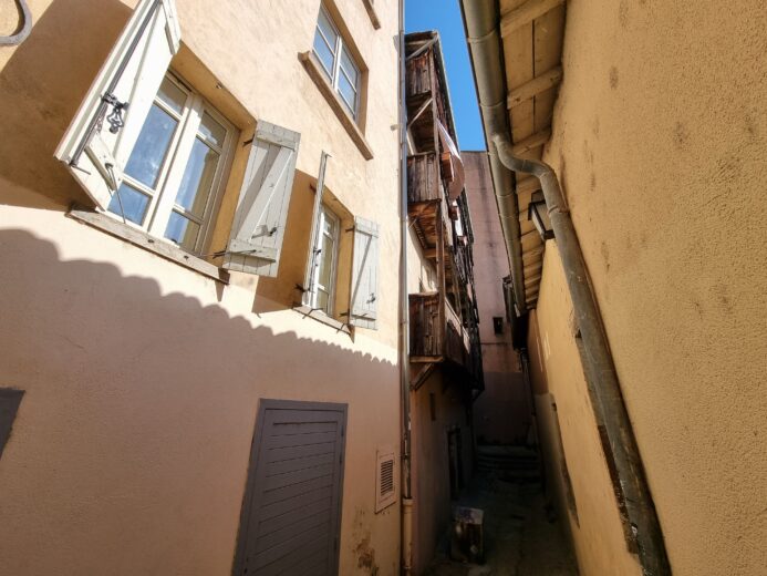 La rue de la plus vieille maison de Lyon coté impasse