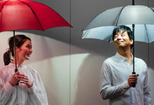 une femme et un homme avec un parapluie lanterne