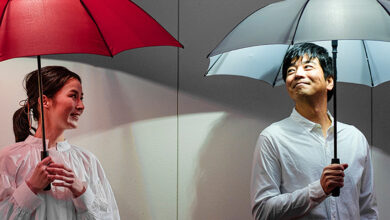 une femme et un homme avec un parapluie lanterne