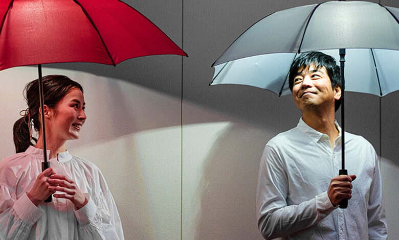 une femme et un homme avec un parapluie lanterne