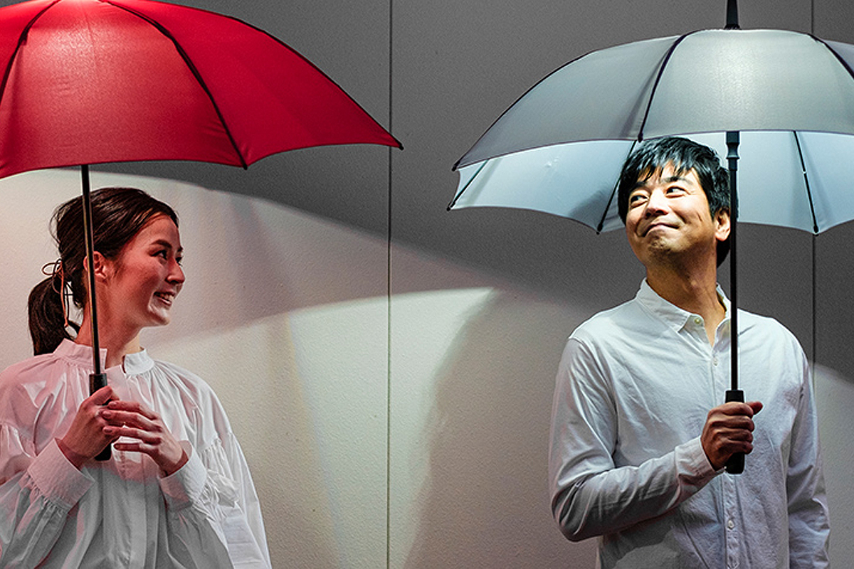 une femme et un homme avec un parapluie lanterne