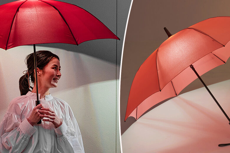 une femme avec un parapluie lanterne