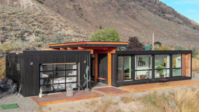 Une grande maison container noire