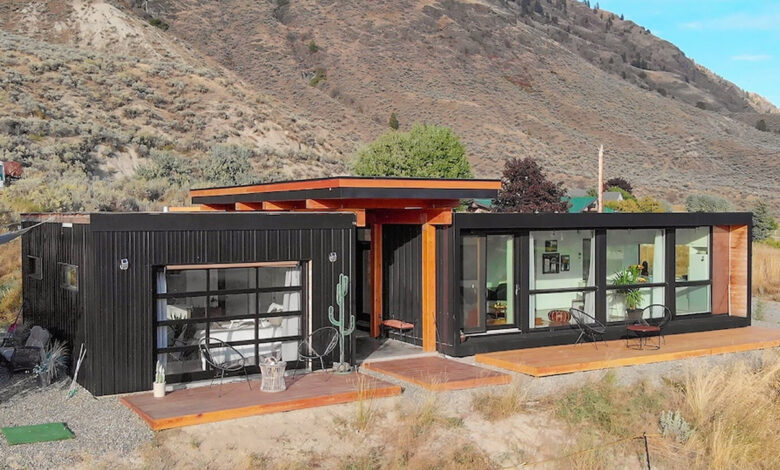 Une grande maison container noire