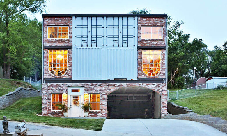 Quatre containers dans une maison en pierre