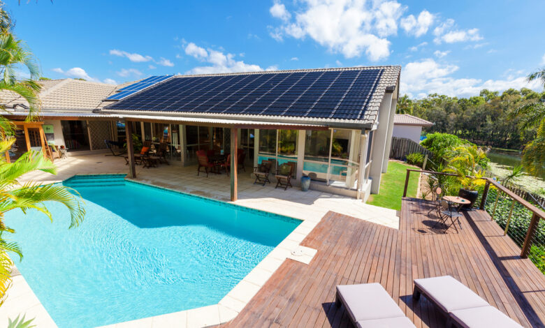 Arrière-cour avec piscine et panneaux solaires dans une maison élégante