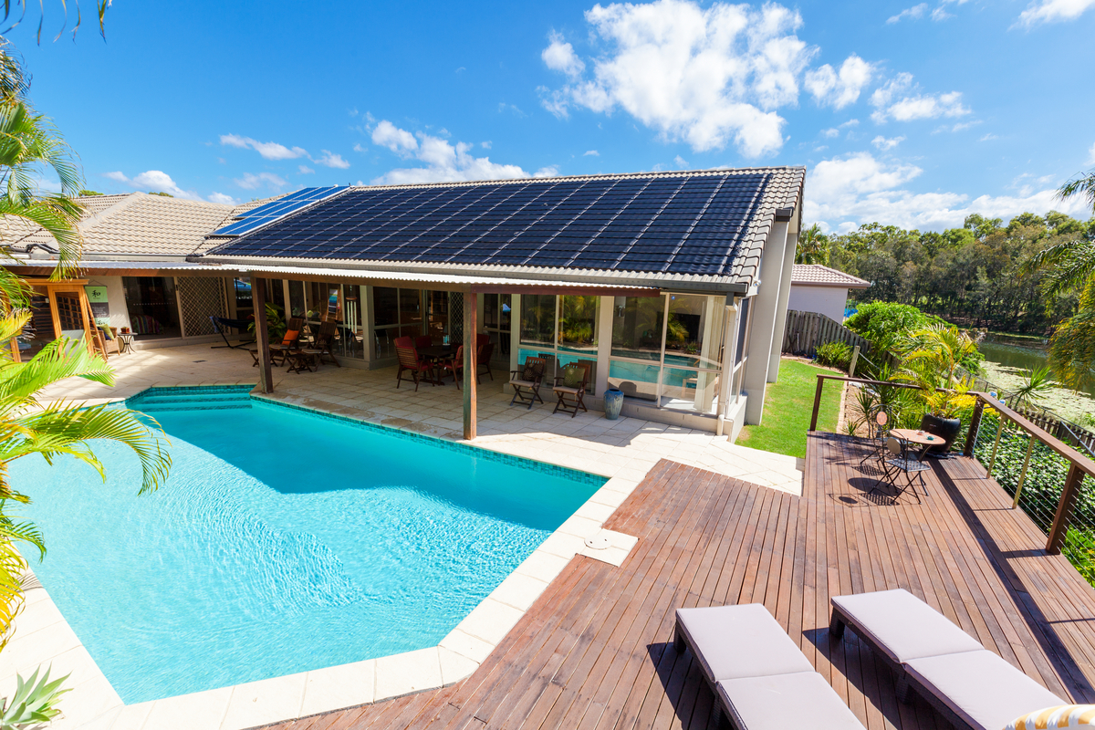 Arrière-cour avec piscine et panneaux solaires dans une maison élégante