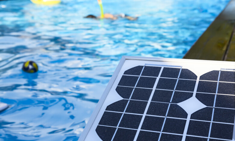 panneau solaire photovoltaïque pour chauffer l'eau dans la piscine