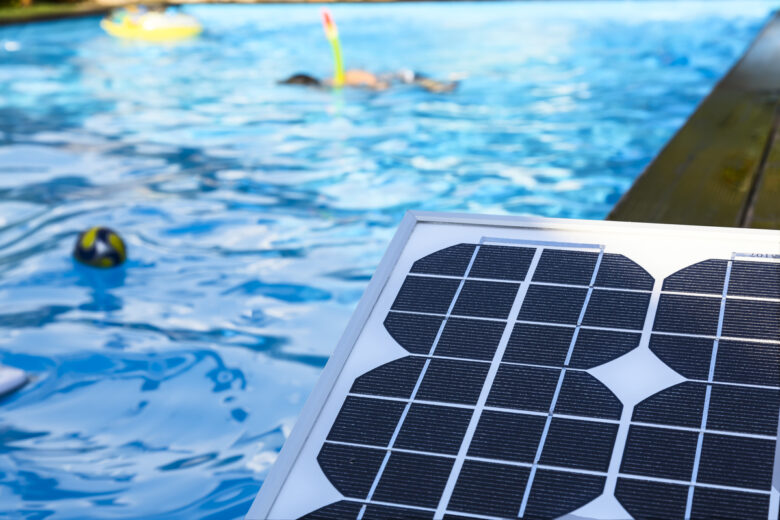 panneau solaire photovoltaïque pour chauffer l'eau dans la piscine
