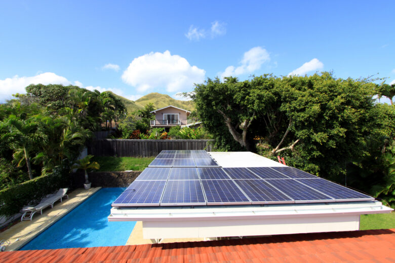 système solaire photovoltaïque sur une piscine