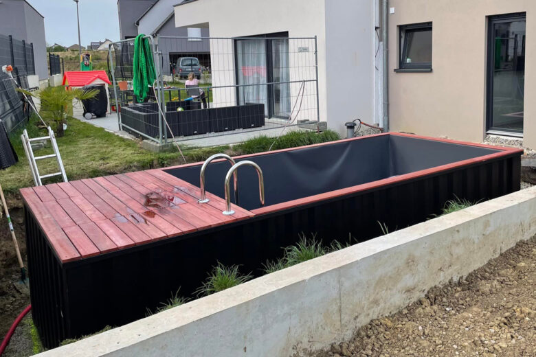 L'installation d'un container qui fera office de piscine