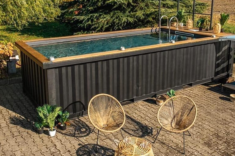 Une piscine ave cun container de marchandise
