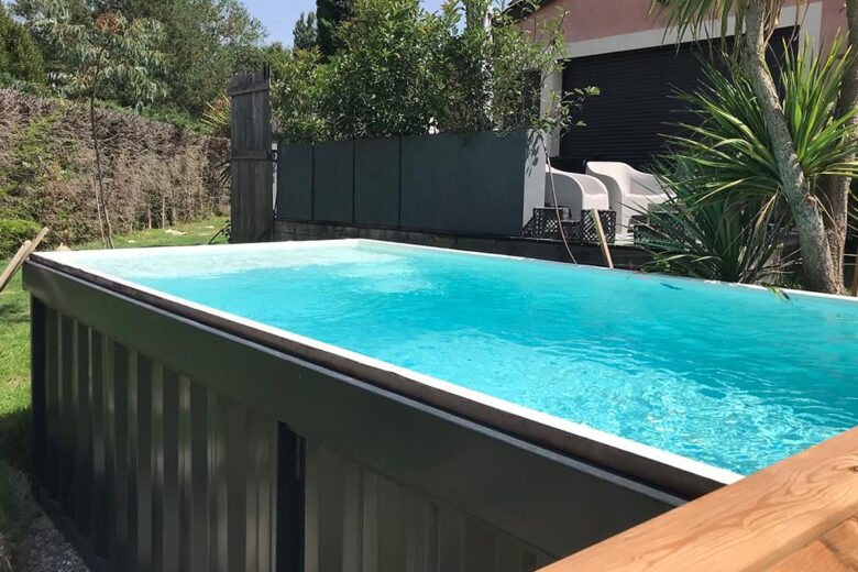 Une piscine fabriquée avec un container