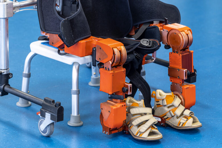 Premier exosquelette robotique adaptable au monde pour enfants, invention d'Elena García Armada (ES), nominée pour le Prix de l'inventeur européen 2022 dans la catégorie Recherche