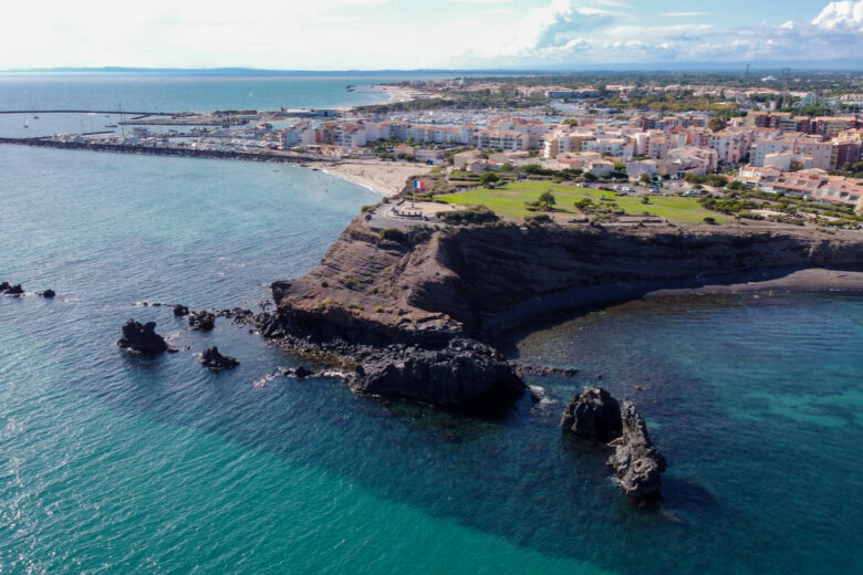 Vue aérienne de la station balnéaire du Cap d'Agde, au sud de la France, le long de la mer Méditerranée