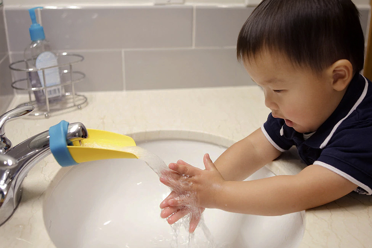 Aqueduck : une maman invente deux dispositifs pour rendre plus accessible  les robinet d'eau aux plus petits - NeozOne